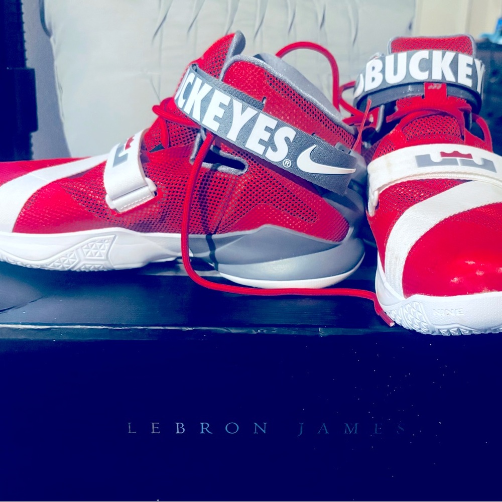 BRAND NEW!
Nike Lebron Soldier IX Mens Ohio State Red Gray Shoes US Size 10.5